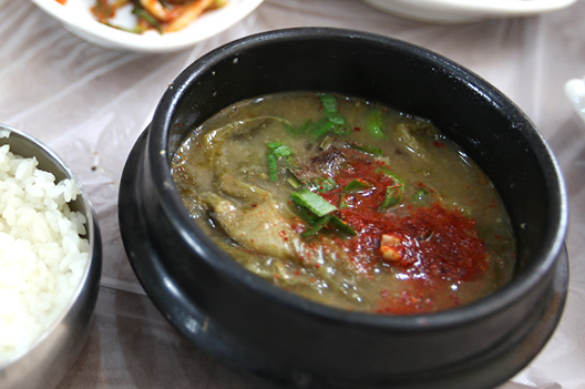 뚝배기의 장어탕과 밥