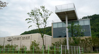 멀리서 바라본 나주복암리고분전시관