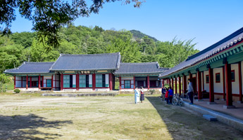 뒤에 푸른 산이 보이는 나주향교 전경