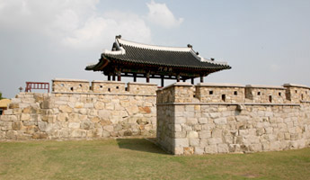 멀리서 바라본 서성문