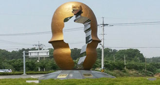 잔디밭 위에 설치되어 있는 반남 금동관 조형물의 모습
