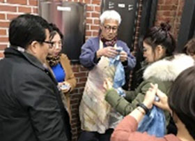 남자어르신이 앞지마를 두르고 강의하는 모습