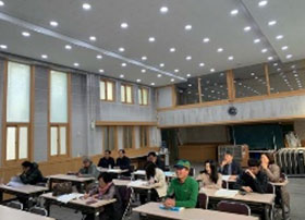 강의실에 앉아 있는 모습