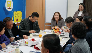책상을 마주하고 앉아 토론하는 모습