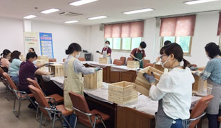 목공 칠하는 모습1