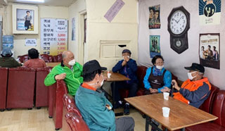 다방 안에 어르신들이 앉아서 대화하는 모습