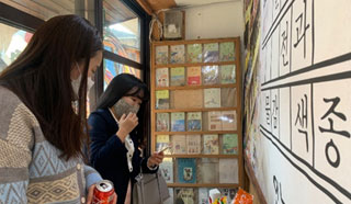 문방구 안 구경하는 모습