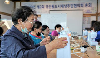 할머니가 제봉하고 있는 모습