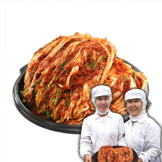 먹음직스러운 김치를 들고 웃고있는 두사람