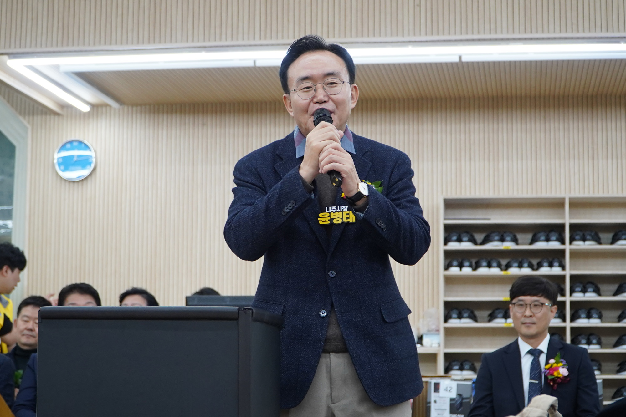  윤병태 나주시장이 마이크를 잡고 연설하는 모습