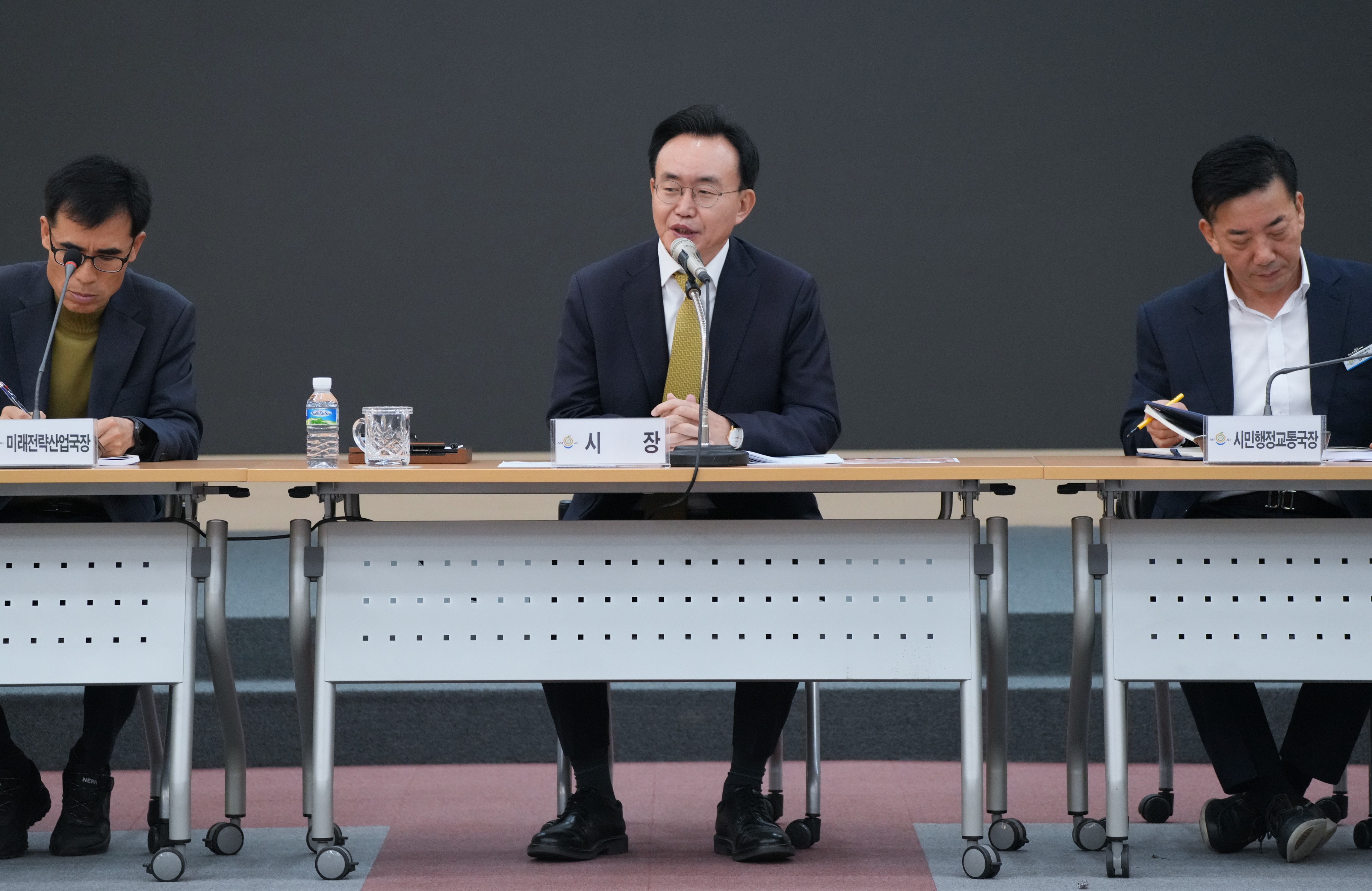  실내 회의장에서 윤병태 나주시장이 마이크를 잡고 발언하고 있다. 왼쪽에는 '미래전략산업국장', 오른쪽에는 '시민행복교통국장' 명패가 보인다.