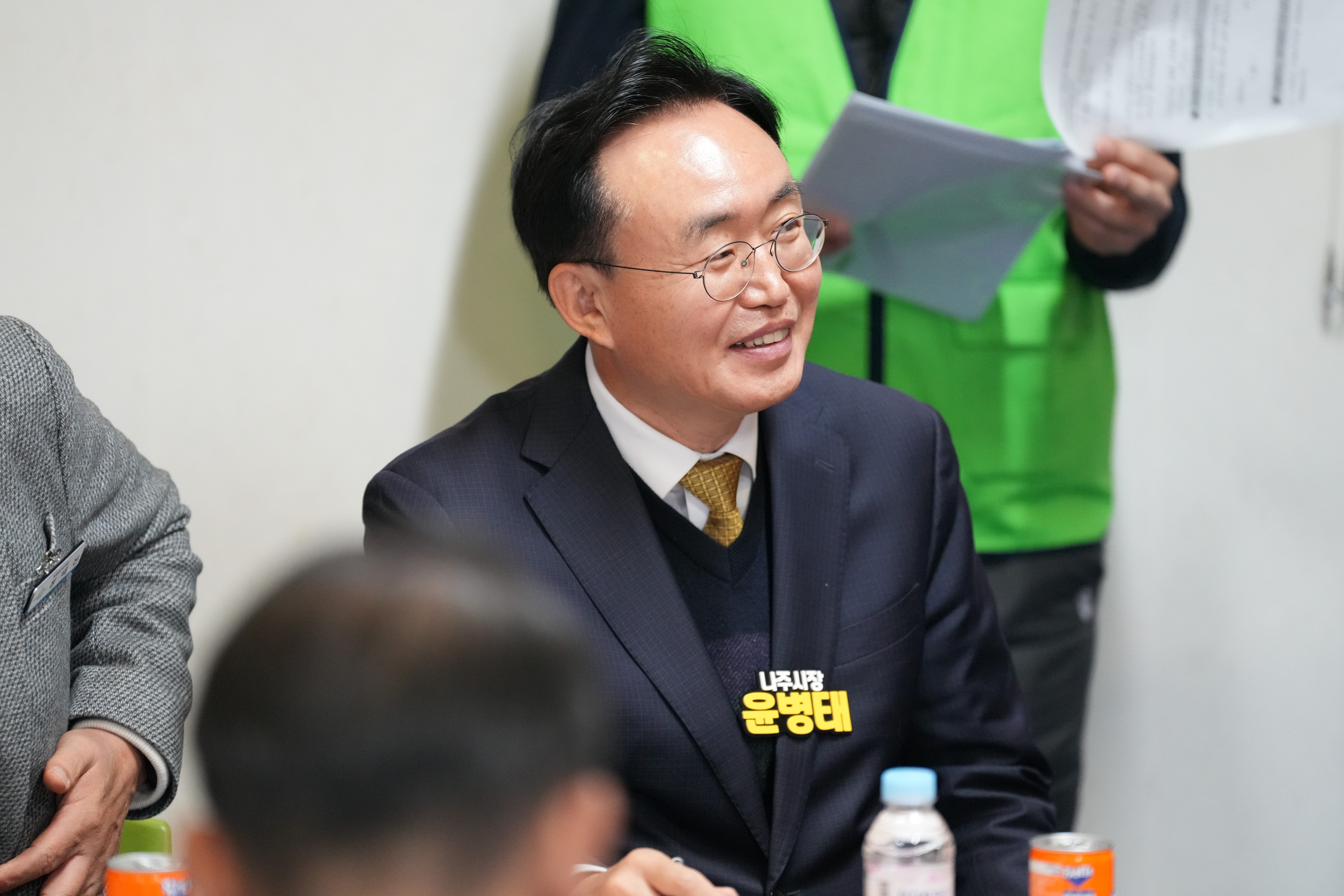  회의나 간담회에 참석하여 미소 짓고 있는 윤병태 나주시장