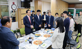 찾아가는 간식타임 농업정책과 나주시장이 농업정책과 사무실을 찾아 간식 타임에 앞 서 인사말을 하고 있는 모습