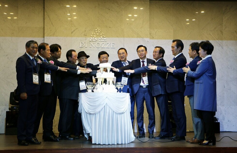재경나주시향우회 정기총회 나주시장이 재경나주향우회장, 국회의원 및 관계자들과 케잌컷팅식에 앞서 기념촬영을 하고 있는 모습