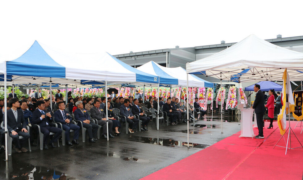 광성수출포장(주) 공장 준공식 참석자들의 얼굴이 보이고 나주시장의 측면 모습이 보이는 축사모습