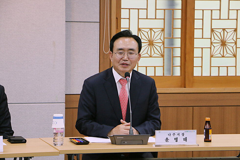 나주밥상 지정업소 경영 마인드 교육 나주시장의 인사말 모습 근접촬영
