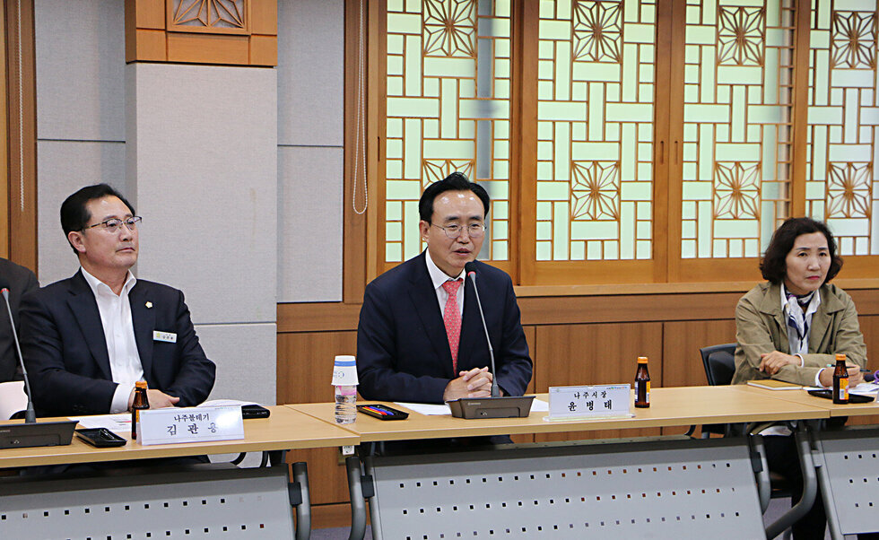 나주밥상 지정업소 경영 마인드 교육 나주시장의 인사말 모습 양 옆에 참석자들의 모습도 보인다