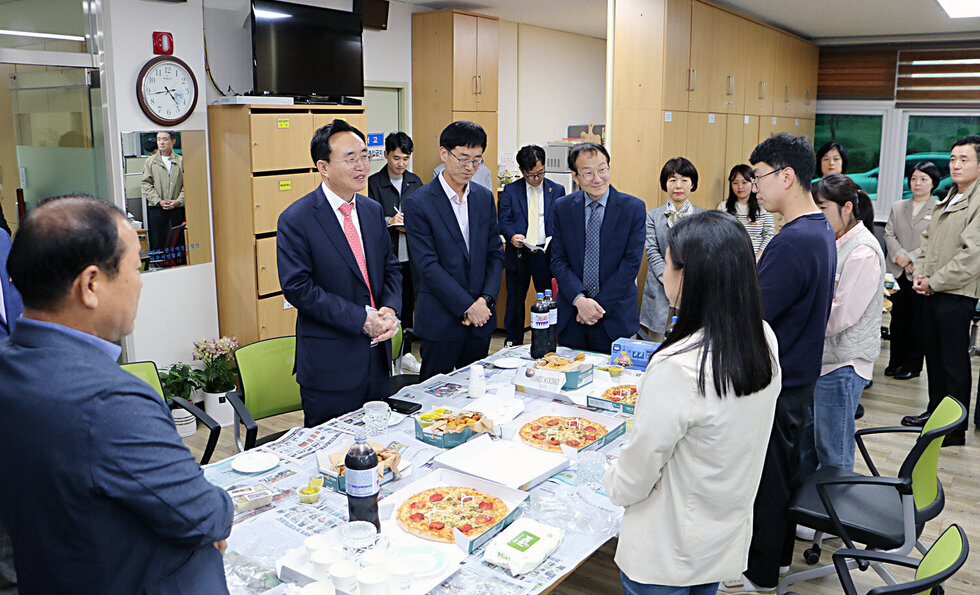 찾아가는 간식타임 농업정책과 나주시장이 농업정책과 사무실을 찾아 간식 타임에 앞 서 인사말을 하고 있는 모습