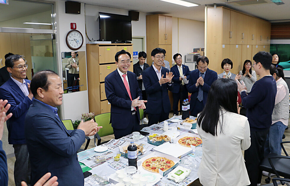 찾아가는 간식타임 농업정책과 나주시장의 인사말이 끝나고 박수를 치고 있는 직원들의 모습