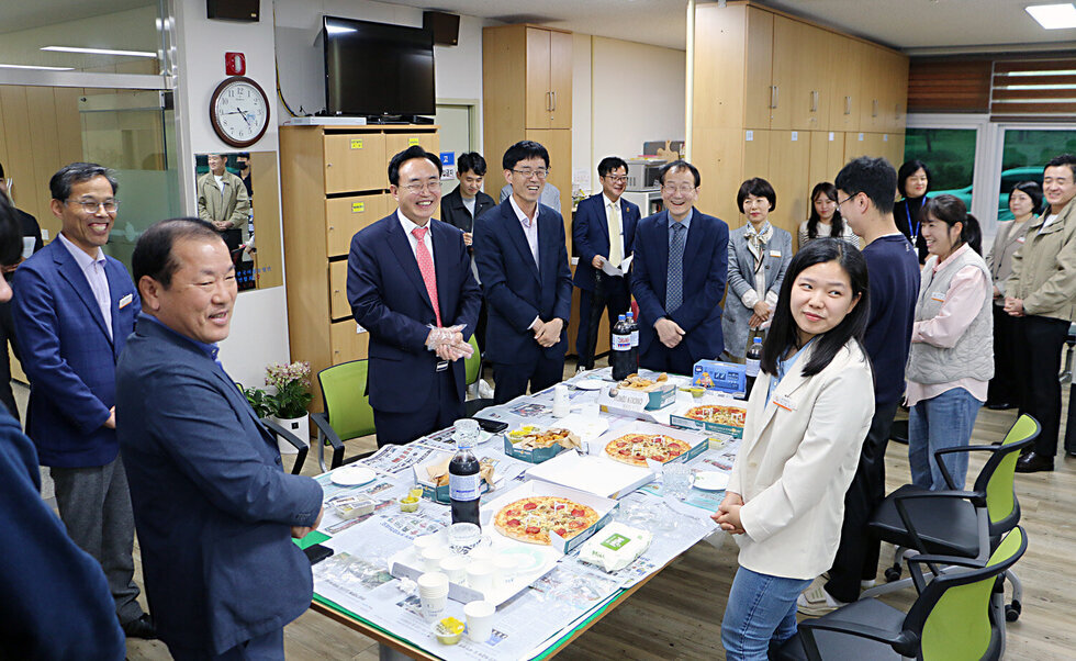 찾아가는 간식타임 농업정책과 나주시장과 직원들이 사무실에서 간식 테이블 에 둘러 서 있는 모습