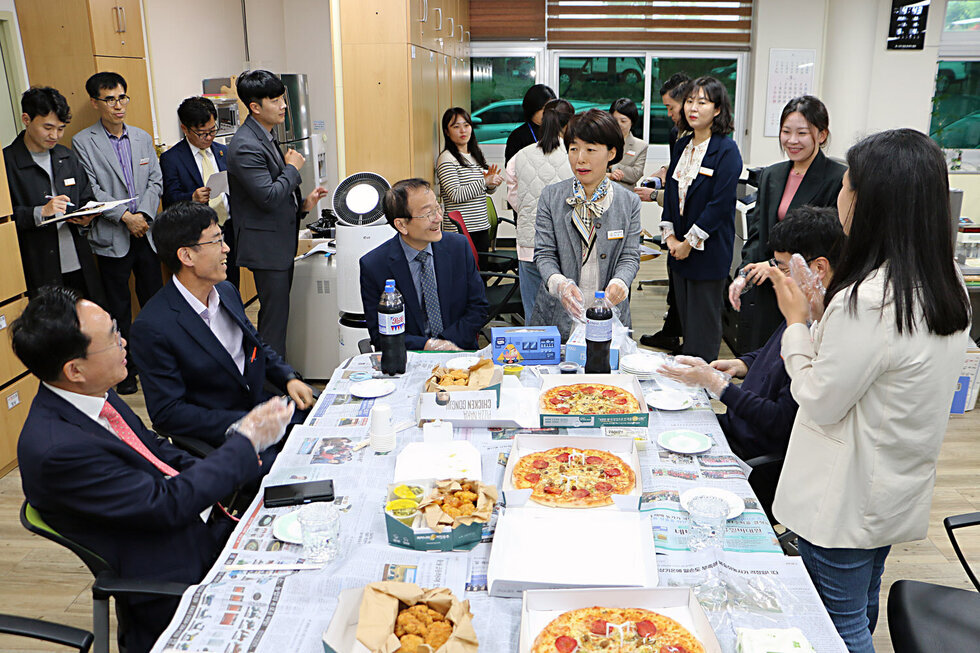 찾아가는 간식타임 농업정책과 나주시장과 직원들이 테이블에 앉아 편한 분위기 속에서 이야기를 나누고 있는 모습