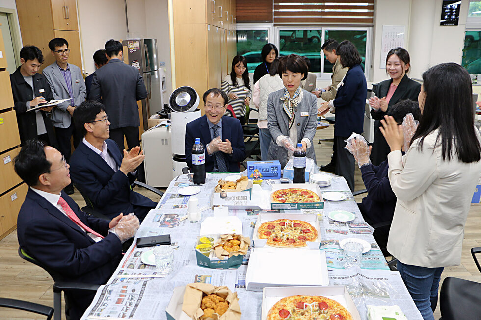 찾아가는 간식타임 농업정책과 농업정책과 한 팀장의 이야기가 끝나고 테이블에 앉아 있는 나주시장고 직원들이 박수를 쳐 주고 있는 모습