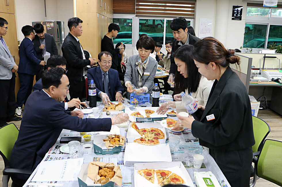 찾아가는 간식타임 농업정책과 사무실의 테이블에 앉아 피자와 치킨을 먹고 있는 나주시장과 직원들의 모습