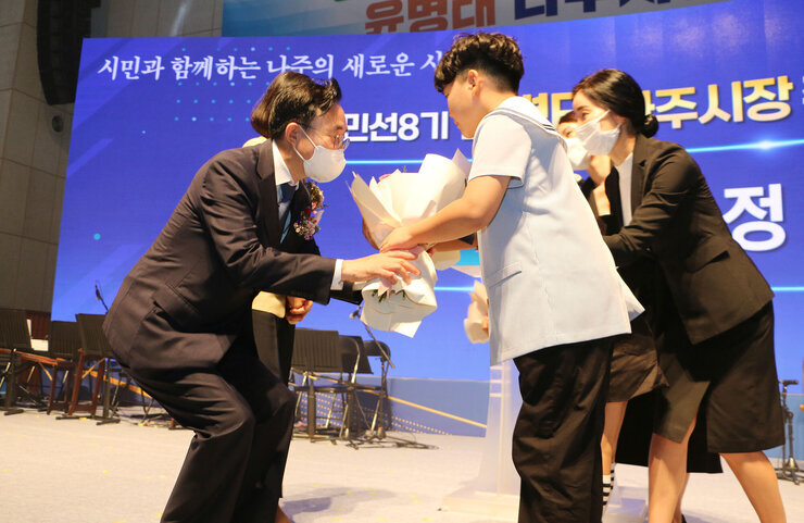 취임식에서 어린이의 꽃다발을 받고 있는 나주시장