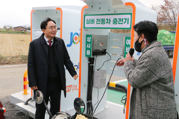 실버자동차 충전기 앞에서 사회자의 이야기를 경청하는 나주시장