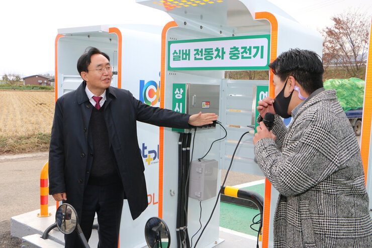 실버자동차 충전기 앞에서 사회자에게 이야기를 하는 나주시장의 모습