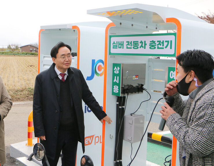 실버자동차 충전기 앞에서 이야기하는 사회자를 바라보는 나주시장의 모습