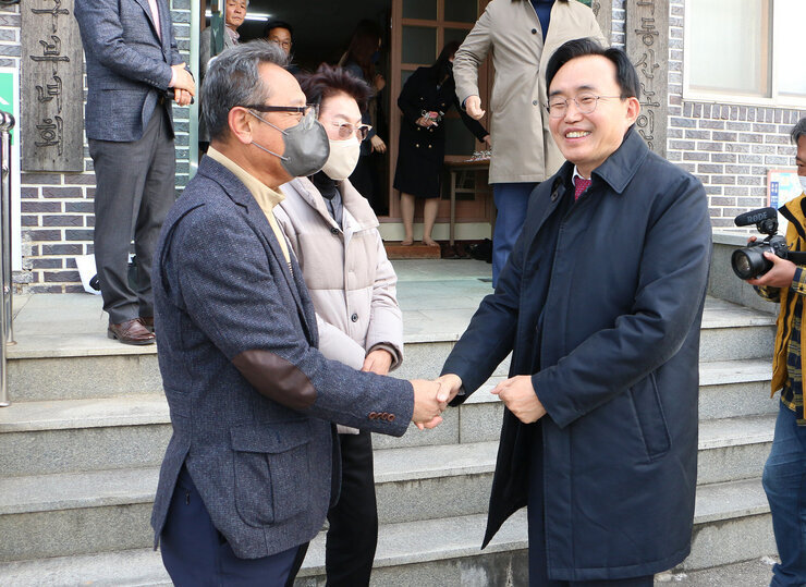 개소식에 참석한 관계자와 악수하며 활짝 웃는 나주 시장의 모습