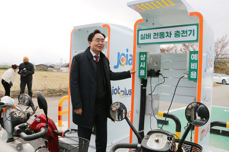 실버자동차충전기를 둘러보는 나주시장