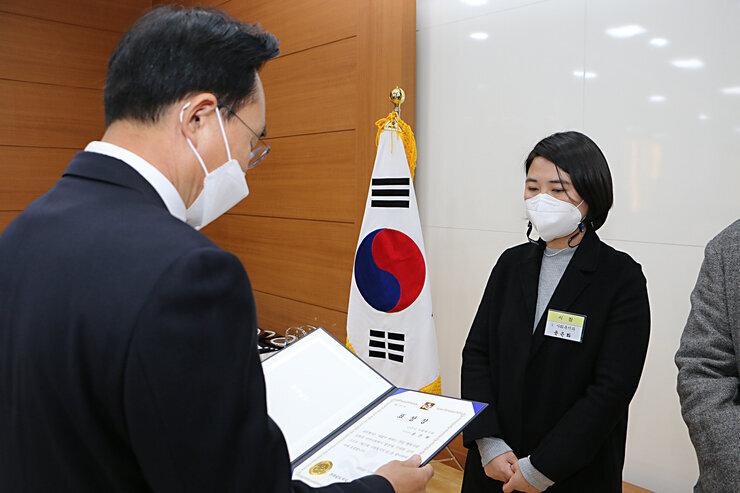 12월 정례조회에서 표창장을 시상하는 나주시장과 여성 직원의 모습