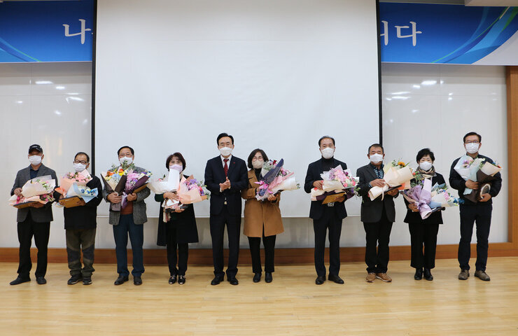 12월 정례조회에서 상을 수상한 직원들과 나주시장이 나란히 서서 기념 촬영을 하고 있는 모습