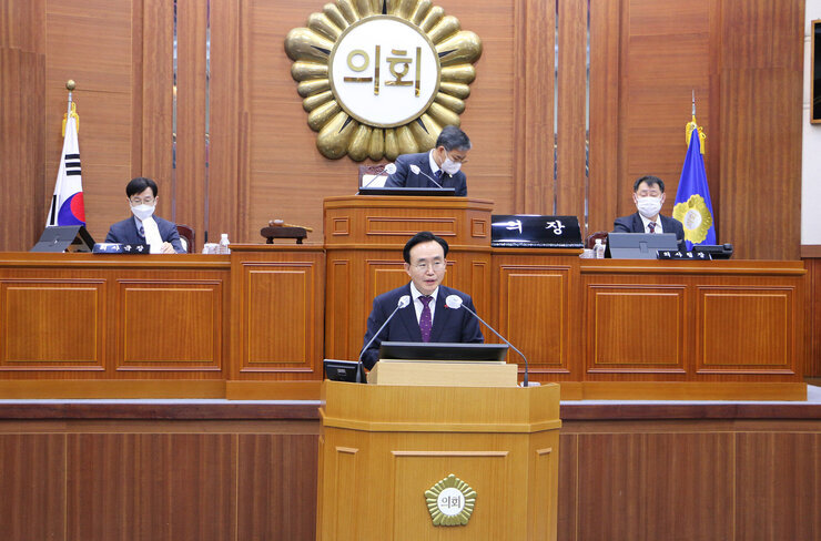 제247회 나주시의회 제2차 정례회 제4차 본회의 윤병태 시장 총괄답변 모습