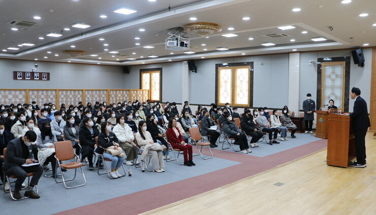 공직자 마인드 함양 교육 시장님 인사말 모습 교육 참석자 방향