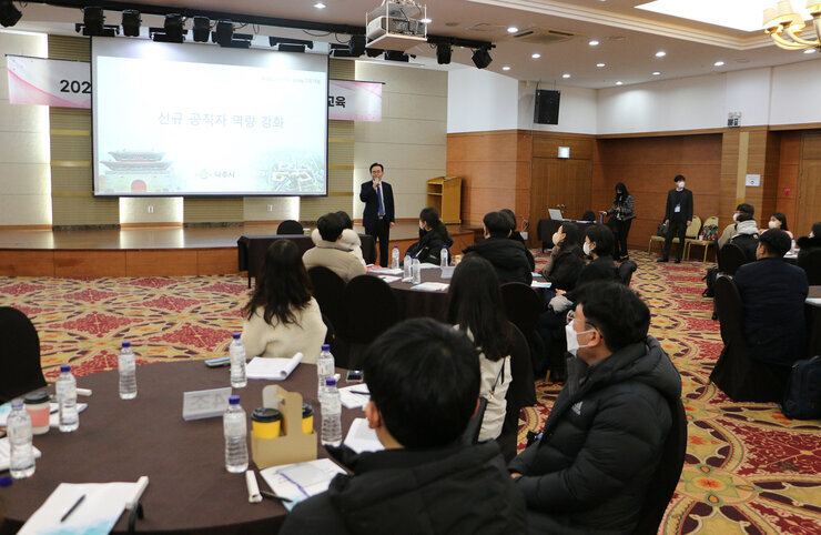 신규공직자 역량강화 교육 시장님 인사말 모습 좌측면