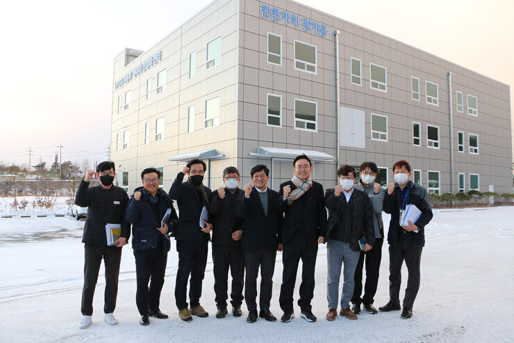 나주 에너지밸리 연구기관 방문 관계자와 기념촬영 모습