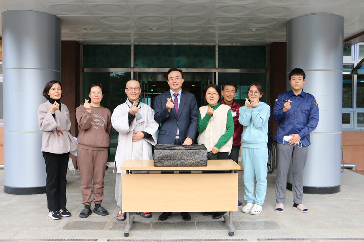 설 명절 사회복지시설 위문 나주시장 시설 원장 직원과 기념촬영2