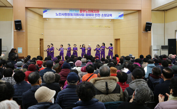 교육 전 어르신 공연팀 댄스 공연 모습