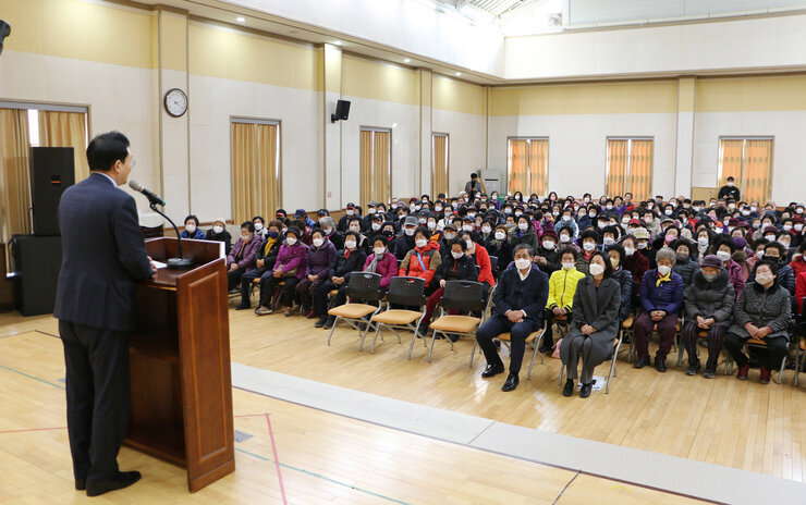 연단 뒤 우측에서 참석자 전체가 보이는 모습 나주시장 축사