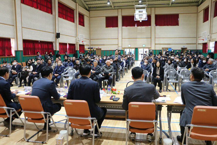 남평읍 주민과의 대화 대화장 단상쪽에서 나주시장 및 시, 도의원, 시 국장의 뒷모습이 보이고 주민질하는 모습