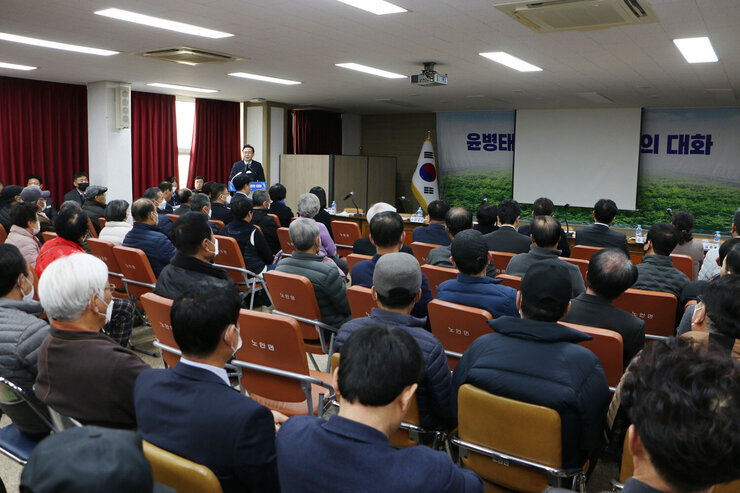 노안면 주민과의 대화 대화장 뒷쪽 우측면에서 나주시장의 인사말 모습을 촬영