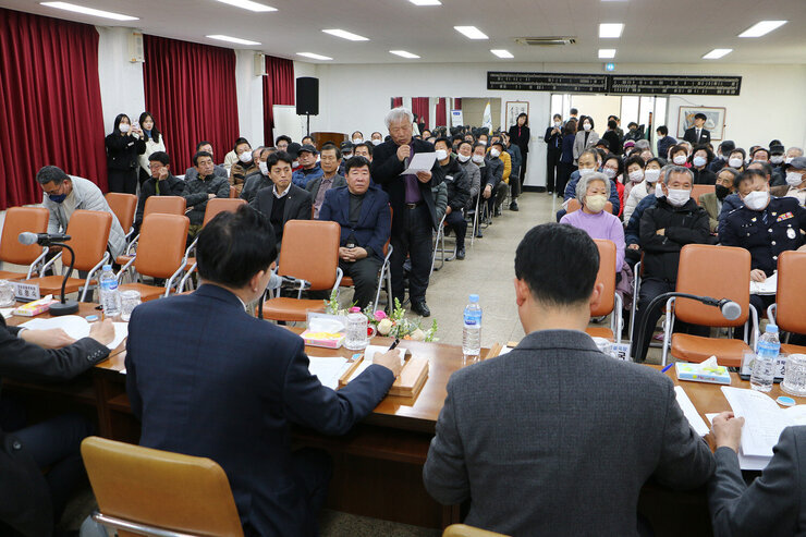 노안면 주민과의 대화 답변석의 뒷쪽에서 주민이 질의하고 있는 모습을 촬영, 참석자들의 정면 모습도 보임