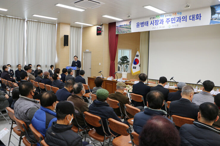 다시면 주민과의 대화  대화장 우측면에서 나주시장 인사말 모습 촬영