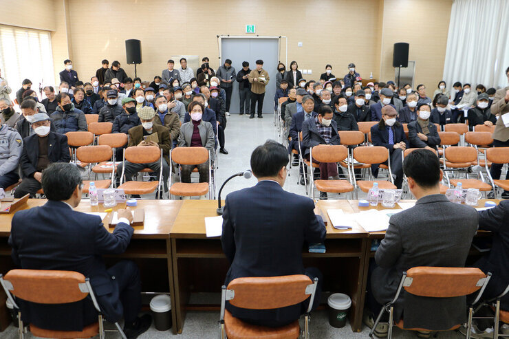 다시면 주민과의 대화 대화장 답변석 뒷쪽에서 참석 주민들이 보이는 대화장 전면 모습