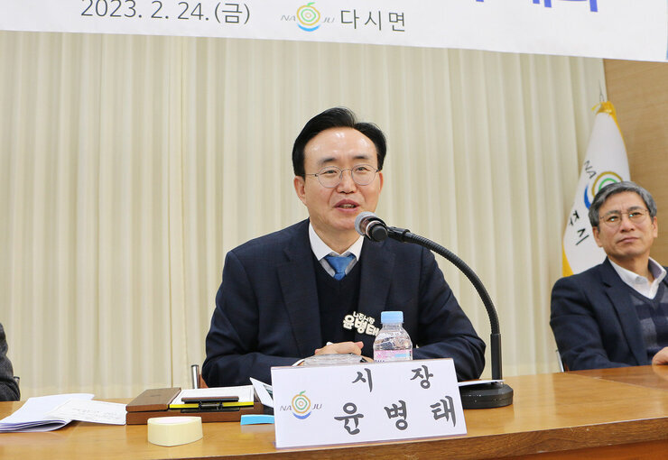 다시면 주민과의 대화 주민의 질의에 나주시장이 답변하는 모습을 근접촬영