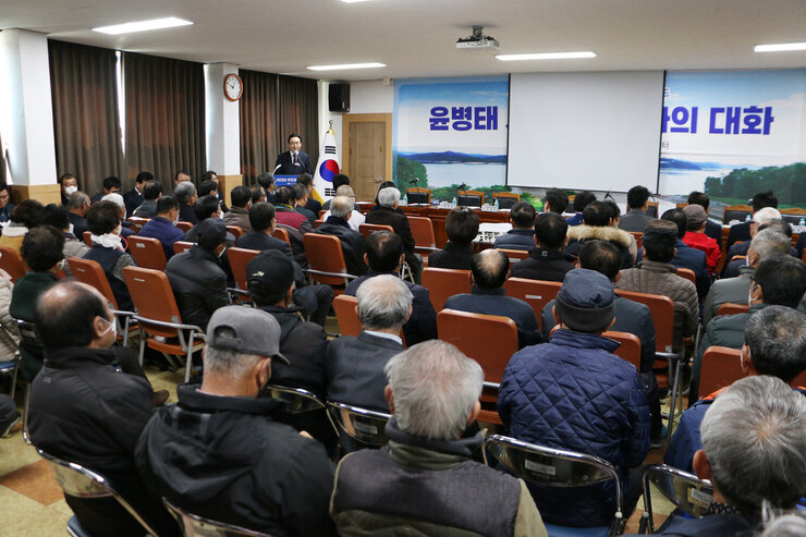 다도면 주민과의 대화 나주시장이 인사말을 하고 있는 모습