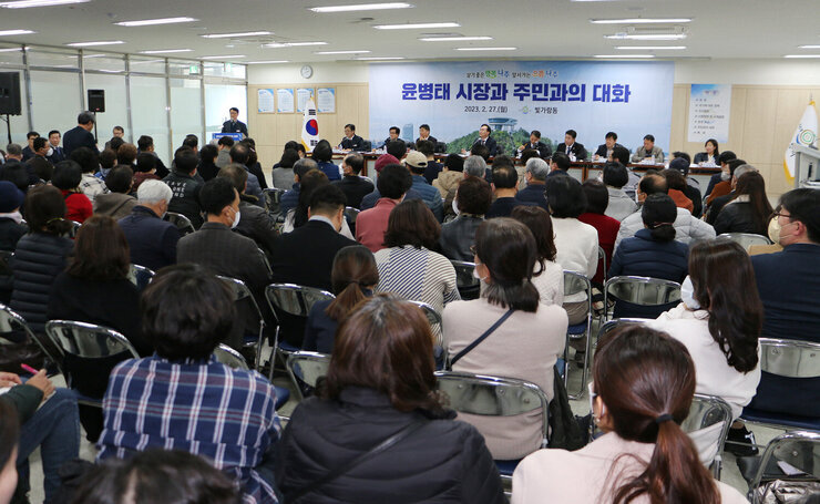 빛가람동 주민과의 대화 나주시장의 인사말 모습 근첩촬영